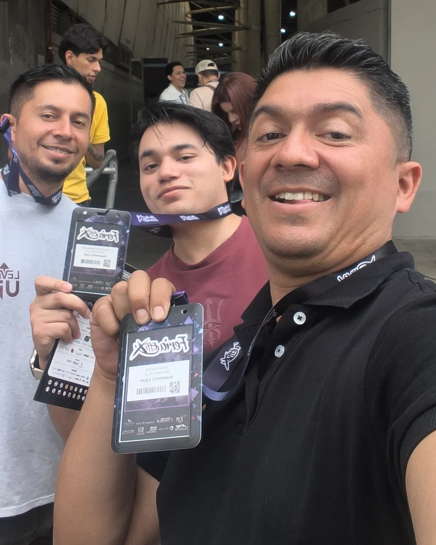 John Caicedo y parte del equipo de JHONK con sus pasaportes de tres días a la entrada de Feria Effix 2026 en Medellín
